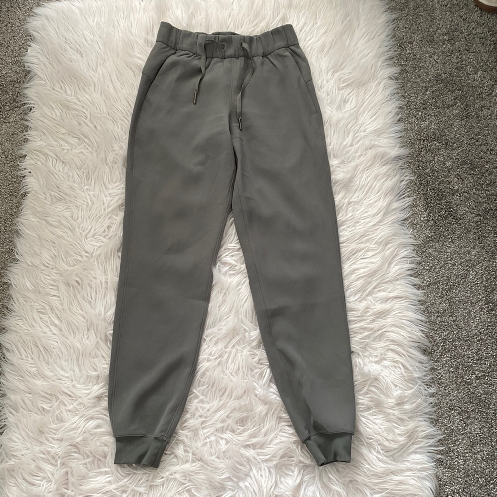 Lululemon On The Fly Joggers Woven 28” in Grey Sage size 2. Worn once!